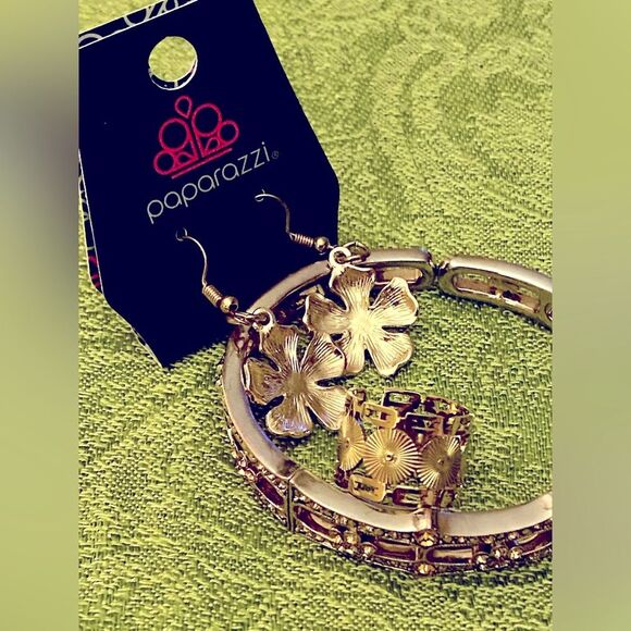 NWT Gold Tone Jewelry Trio- Rhinestone Bracelet,Adjustable Ring,Pierced Earrings - Picture 11 of 16